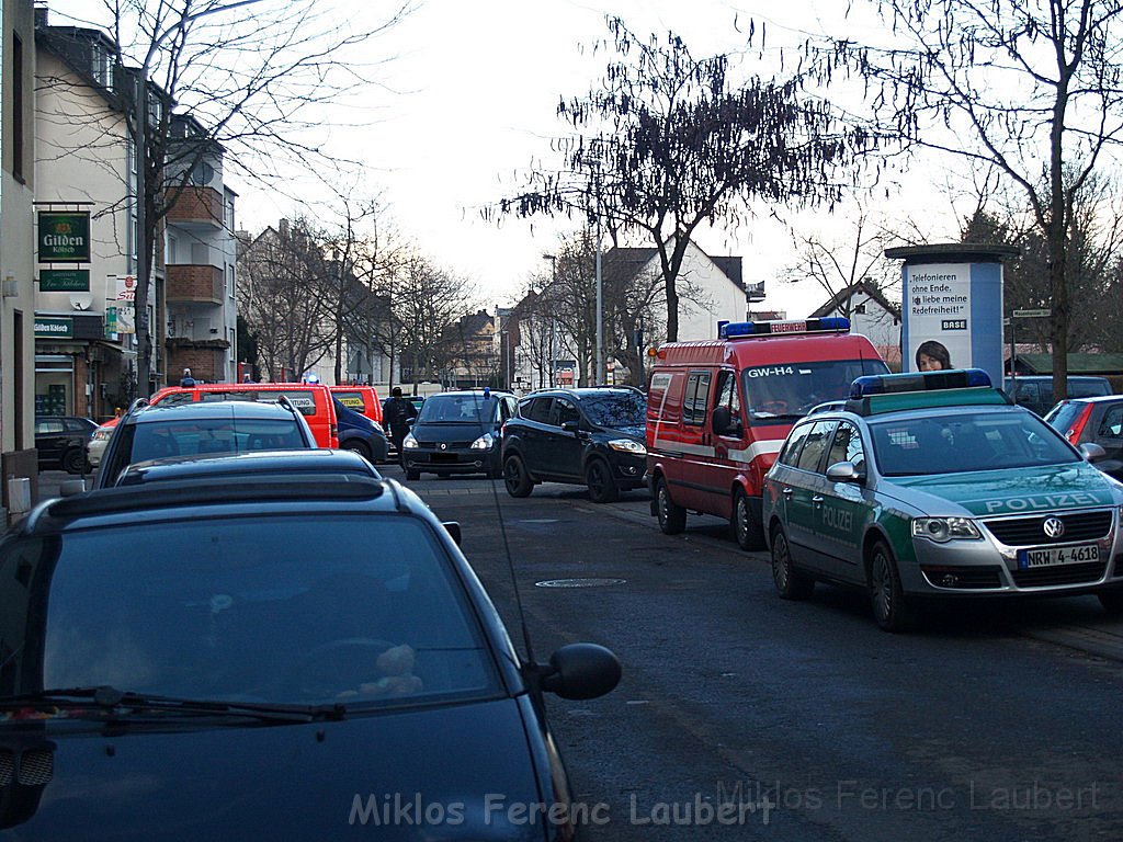 Einsatz Feuerwehr SEK Polizei Koeln Nippes Merheimerstr P076.JPG